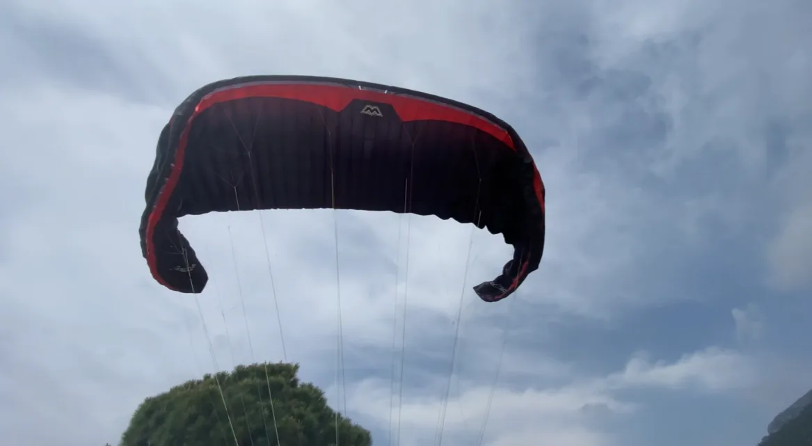 Big ears paragliding manoeuvre &mdash; wing tip tuck descent technique