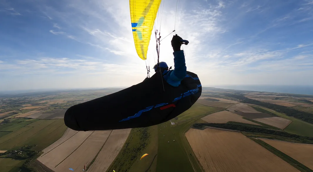 Paragliding harness guide &mdash; choosing and fitting your harness