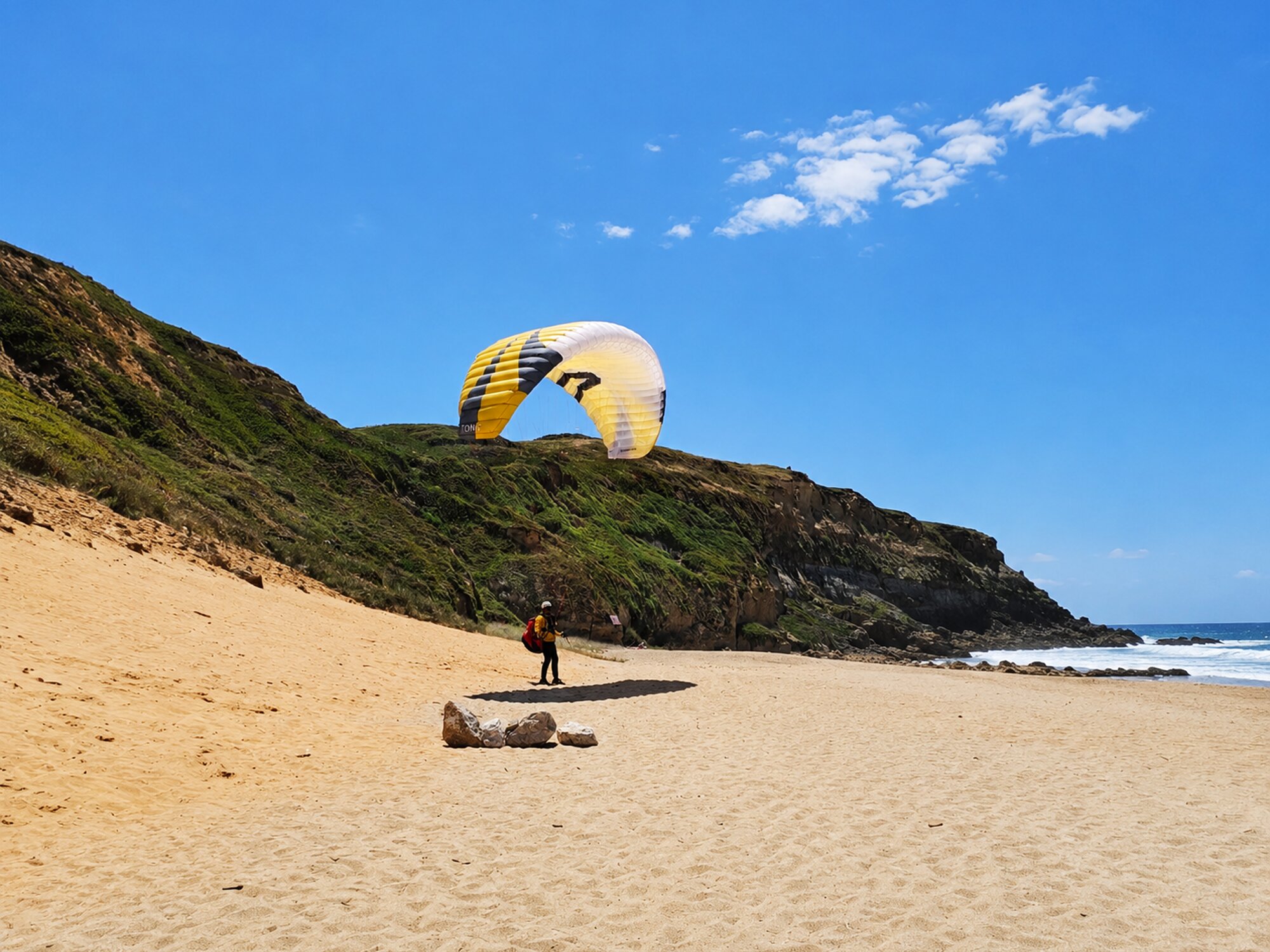 Ground-handling with kite up on a Portuguese dune launch